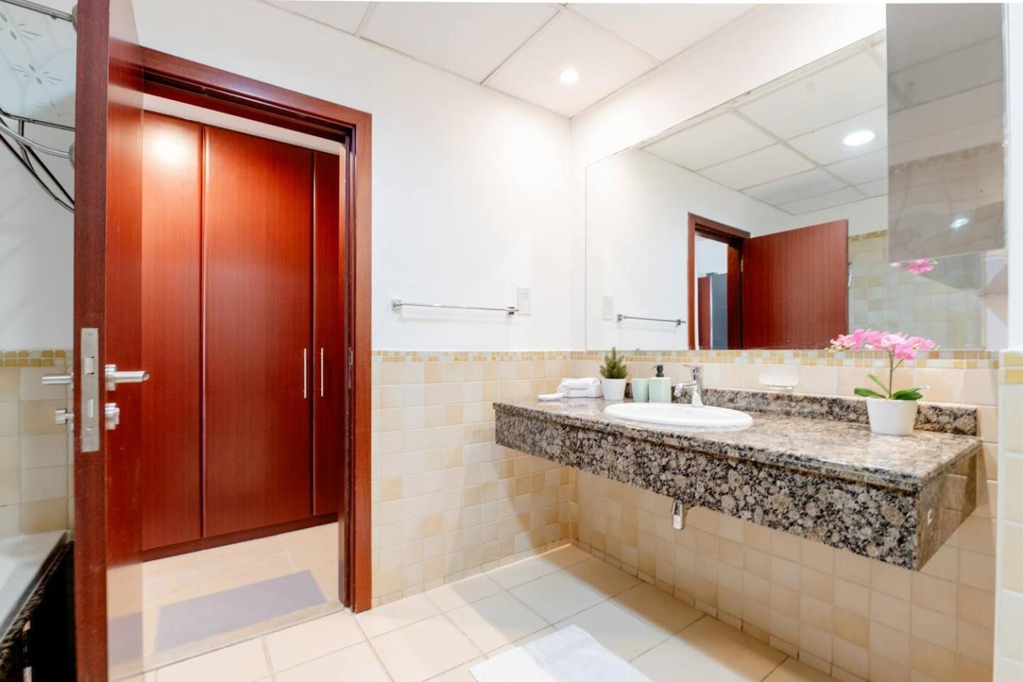 Moonlight Hostel Jbr - 2Min Walk To Jbr Beach - Gym - 2Min Metro Station - Poll 두바이 외부 사진