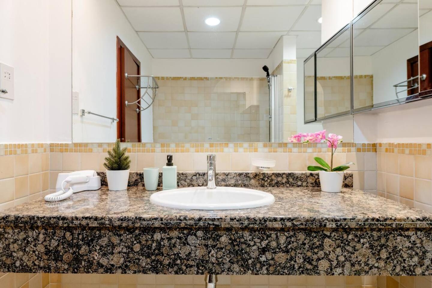 Moonlight Hostel Jbr - 2Min Walk To Jbr Beach - Gym - 2Min Metro Station - Poll 두바이 외부 사진